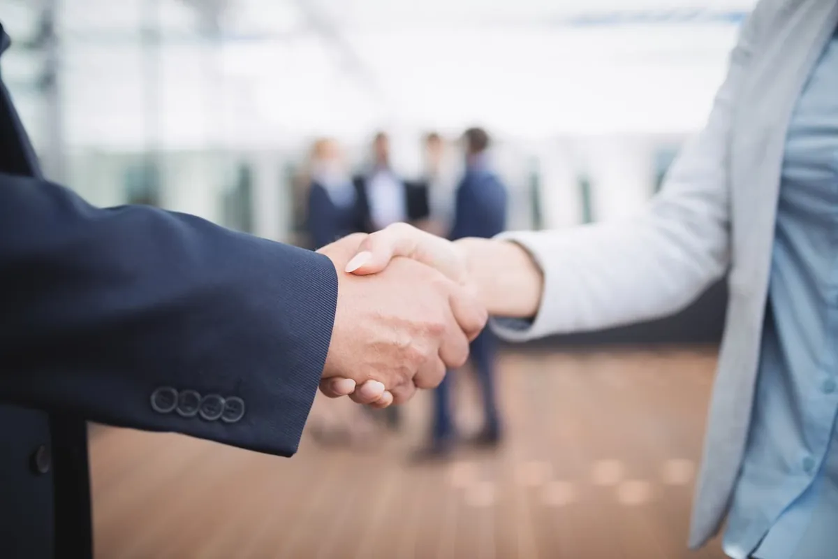 Consultation professionnelle et poignée de main entre avocat et client